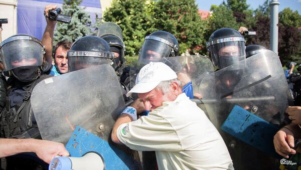 Riot police scuffles with a demonstrator during a protest in Bucharest, Romania August 10, 2018 - Sputnik Moldova-România