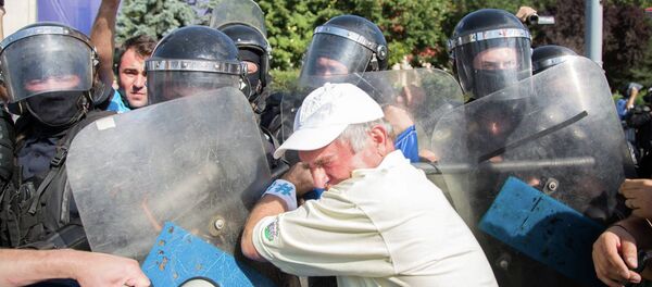 Riot police scuffles with a demonstrator during a protest in Bucharest, Romania August 10, 2018 - Sputnik Moldova-România