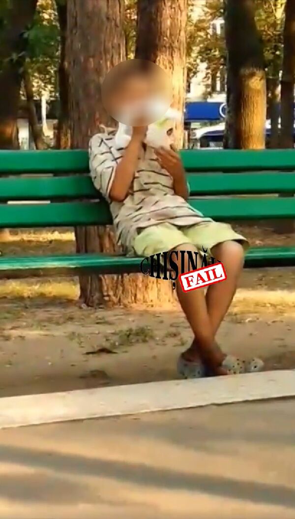 Мальчик нюхает клей - Sputnik Молдова