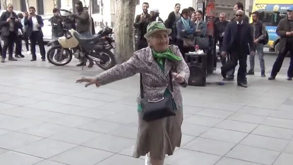 Бабушка танцует грузинский танец - Sputnik Молдова