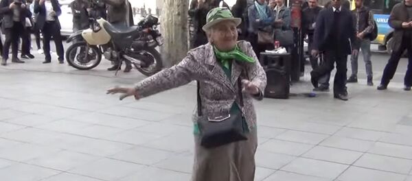 Бабушка танцует грузинский танец - Sputnik Молдова