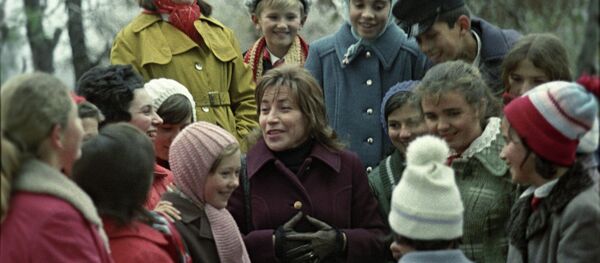 Молдавская ССР. Руководитель детской студии мультипликационных фильмов Флоричика Виктория Барбэ со своими питомцами на прогулке. - Sputnik Молдова