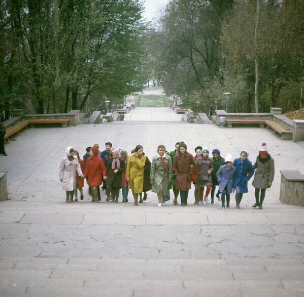 Члены детской любительской мультипликационной студии Флоричика на прогулке. - Sputnik Молдова