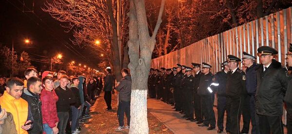 Бульвар Штефана чел Маре перекрыт протестующими Бульвар Штефана чел Маре перекрыт протестующими - Sputnik Молдова