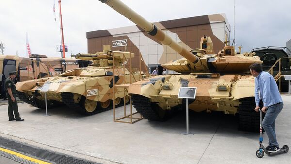 Боевая машина поддержки танков (БМПТ) Терминатор (слева) и танк Т-90А на выставке «Армия России – завтра» в рамках IV Международного военно-технического форума «Армия-2018» в Кубинке - Sputnik Молдова