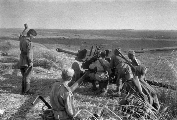 Артиллерийский расчет ведет огонь по врагу. Курская битва Артиллерийский расчет ведет огонь по врагу. Курская битва - Sputnik Молдова