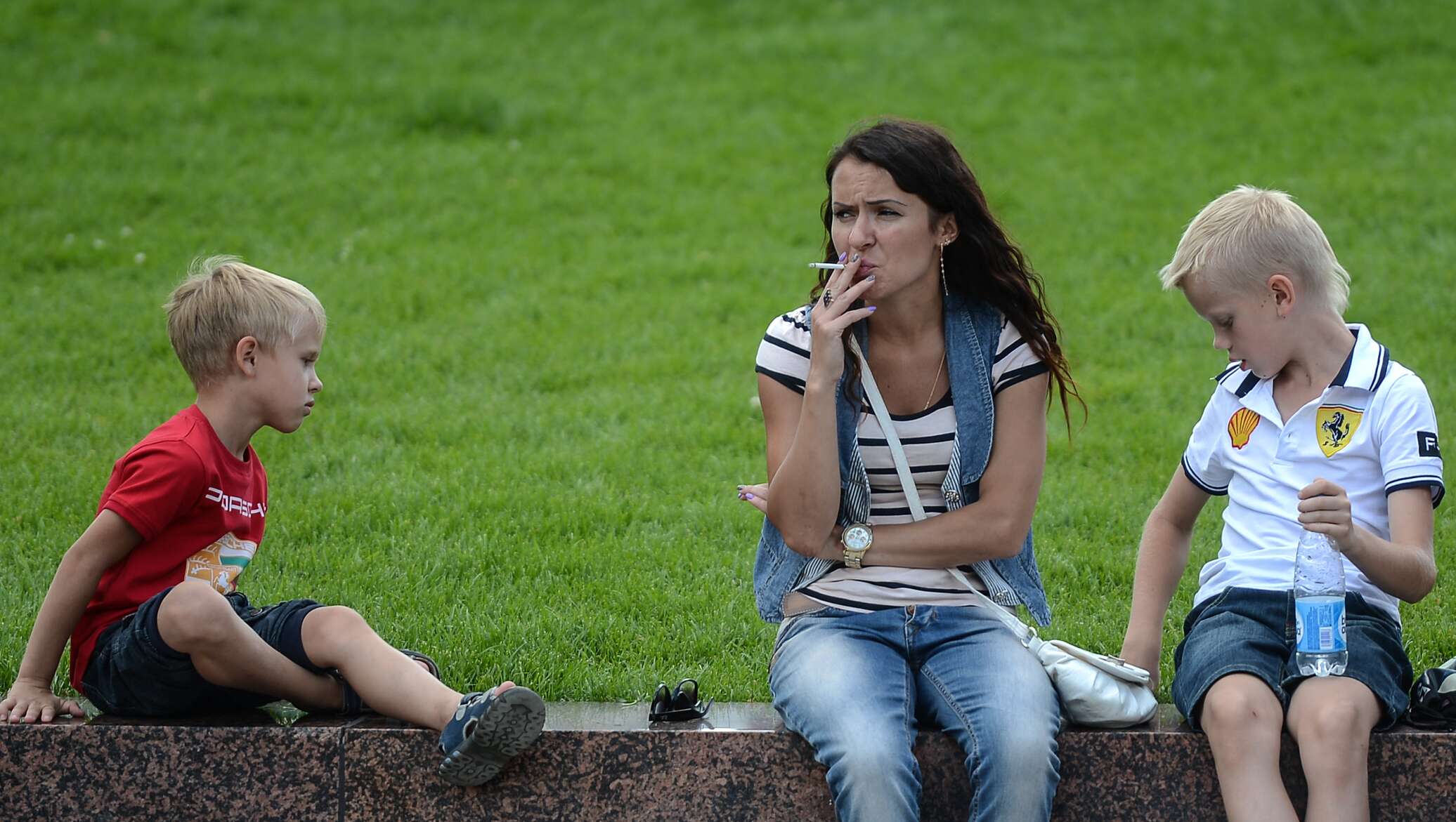 Курящая мама курящая дочка. Курящая мама с ребенком. Курение рядом с детьми. Родители с детьми на детской площадке.
