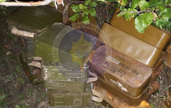 Arme, muniţii şi dispozitive explozibile, descoperite de către ofiţerii SIS - Sputnik Moldova-România