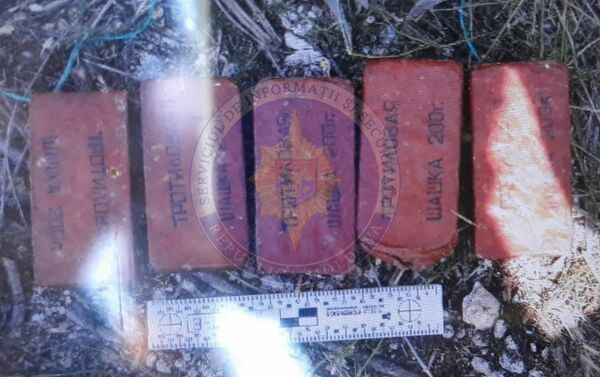 Arme, muniţii şi dispozitive explozibile, descoperite de către ofiţerii SIS - Sputnik Moldova-România