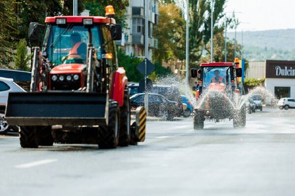 В молдавском городе Оргеев дороги стали мыть шампунем - Sputnik Молдова
