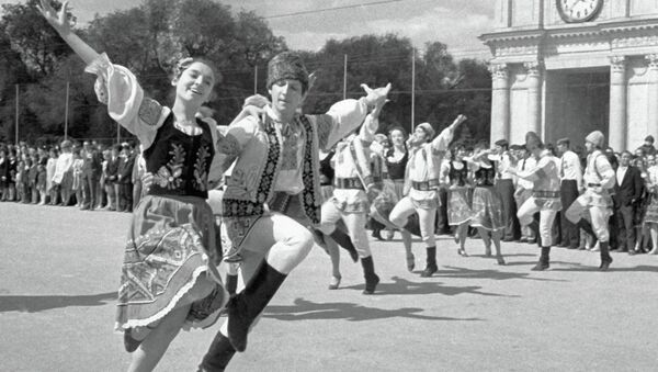 Артисты фольклорного ансамбля выступают на празднике песни и танца. - Sputnik Молдова