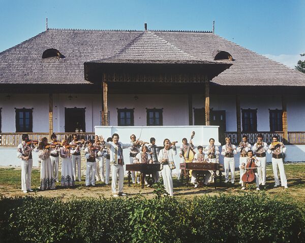 RSS Moldovenească. Sărbătoarea „Tomna de Aur” la Chișinău. Ansamblul de muzică populară „Lăutarii” - Sputnik Moldova