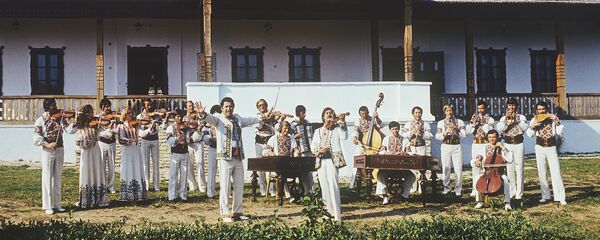 Молдавская ССР. Праздник Золотая осень в Кишиневе. Ансамбль народной музыки Лаутары (Лэутарий). - Sputnik Молдова