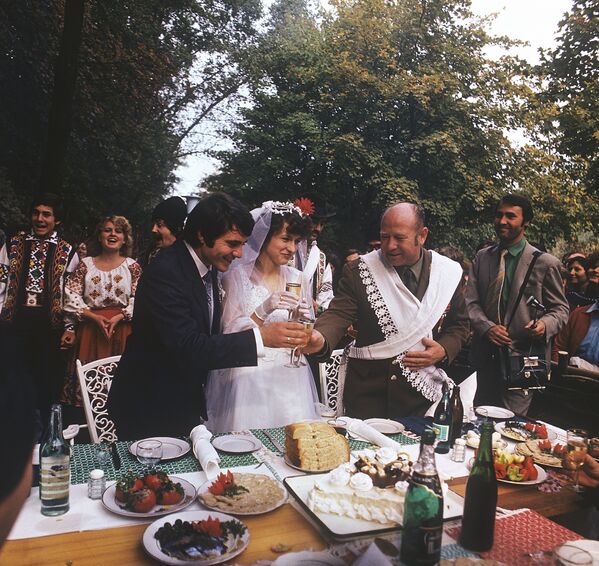 RSS Moldovenească. Sărbătoarea „Tomna de Aur” la Chișinău. La nuntă. Tinerii căsătoriți sunt felicitați de pilotul-cosmonaut al URSS Aleksei Leonov (în dreapta)

 - Sputnik Moldova
