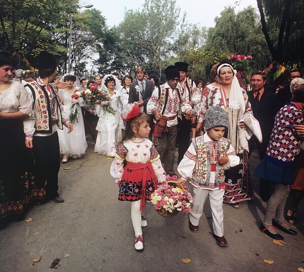 RSS Moldovenească. Sărbătoarea „Tomna de Aur” la Chișinău. Nunțile toamna - Sputnik Moldova