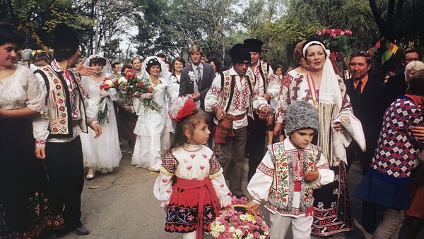 Молдаване в национальных костюмах, иллюстративное фото.  - Sputnik Молдова