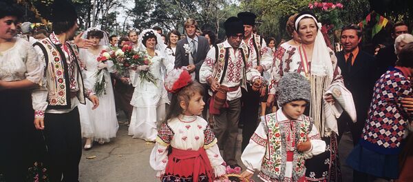 Молдаване в национальных костюмах, иллюстративное фото. Молдаване в национальных костюмах, иллюстративное фото. - Sputnik Молдова