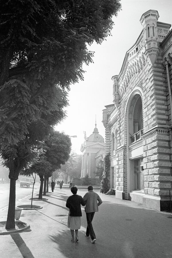 Жители Кишинева прогуливаются в старой части города - здания Органного зала и горсовета (ныне мэрия). - Sputnik Молдова