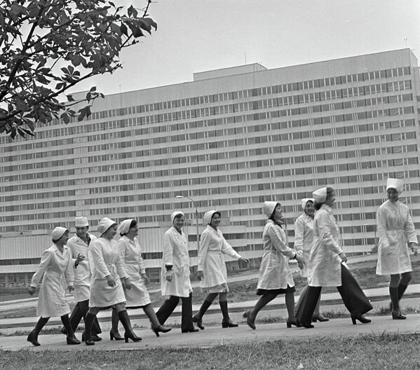 Студентки медицинского института в городе Кишиневе у здания Республиканской клинической больницы. - Sputnik Молдова