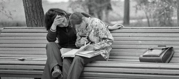 Студенты готовятся к экзаменам на скамейке в парке - Кишинев, центр. Студенты готовятся к экзаменам на скамейке в парке - Кишинев, центр. - Sputnik Молдова