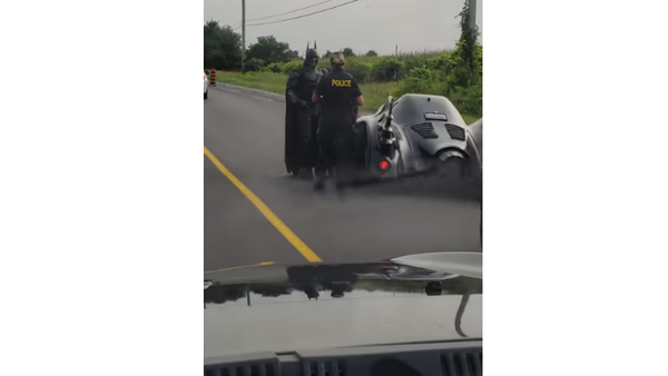 Полицейские в Канаде остановили на дороге Бэтмена - Sputnik Молдова