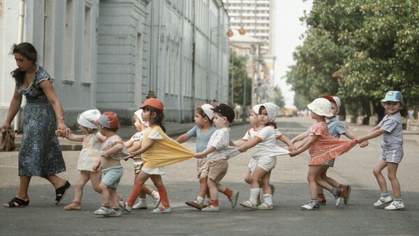 Воспитанники детского сада на прогулке, архивное фото. - Sputnik Молдова