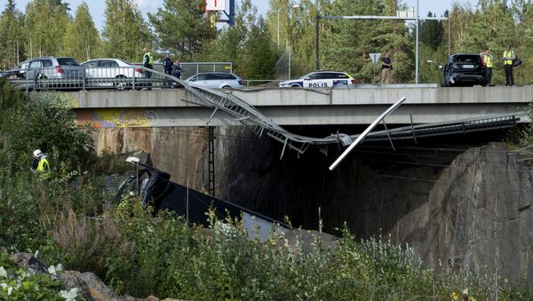 Падение автобуса с моста на железнодорожные пути в Куопио - Sputnik Молдова