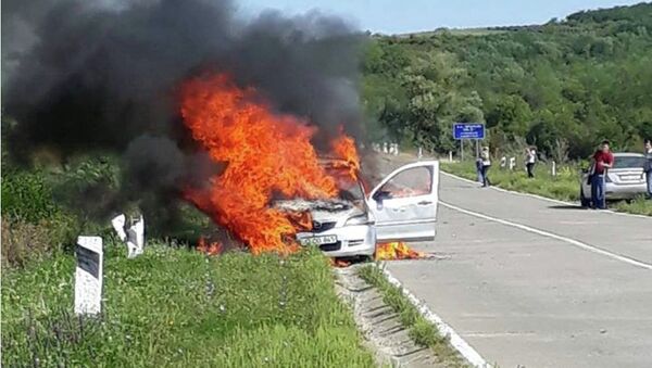 Автомобиль загорелся на трассе в Молдове - Sputnik Молдова