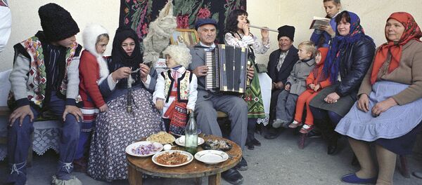 Посиделки в молдавском селе. - Sputnik Молдова
