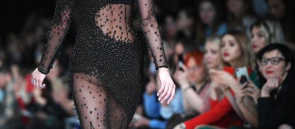 Модель демонстрирует одежду из новой коллекции Модель демонстрирует одежду из новой коллекции - Sputnik Молдова