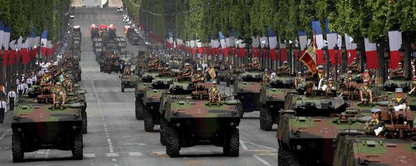 Tanks rumble down the Champs Elysee avenue during the traditional Bastille Day military parade in Paris, France, July 14, 2015 Tanks rumble down the Champs Elysee avenue during the traditional Bastille Day military parade in Paris, France, July 14, 2015 - Sputnik Moldova-România