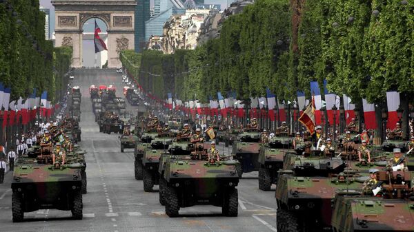 Tanks rumble down the Champs Elysee avenue during the traditional Bastille Day military parade in Paris, France, July 14, 2015 - Sputnik Молдова