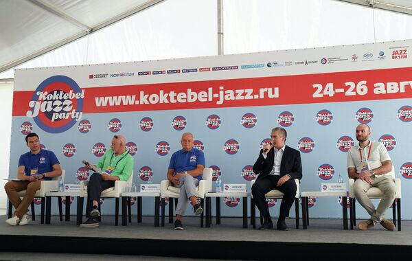 Справа налево: музыкант-саксофонист Сергей Головня, глава Республики Крым Сергей Аксёнов, генеральный директор МИА Россия сегодня Дмитрий Киселев, арт-директор Международного музыкального фестиваля Koktebel Jazz Party Михаил Иконников на пресс-конференции, посвященной 16-му международному музыкальному фестивалю Koktebel Jazz Party Справа налево: музыкант-саксофонист Сергей Головня, глава Республики Крым Сергей Аксёнов, генеральный директор МИА Россия сегодня Дмитрий Киселев, арт-директор Международного музыкального фестиваля Koktebel Jazz Party Михаил Иконников на пресс-конференции, посвященной 16-му международному музыкальному фестивалю Koktebel Jazz Party - Sputnik Молдова