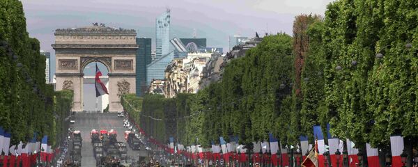 Tanks rumble down the Champs Elysee avenue during the traditional Bastille Day military parade in Paris, France, July 14, 2015 - Sputnik Moldova