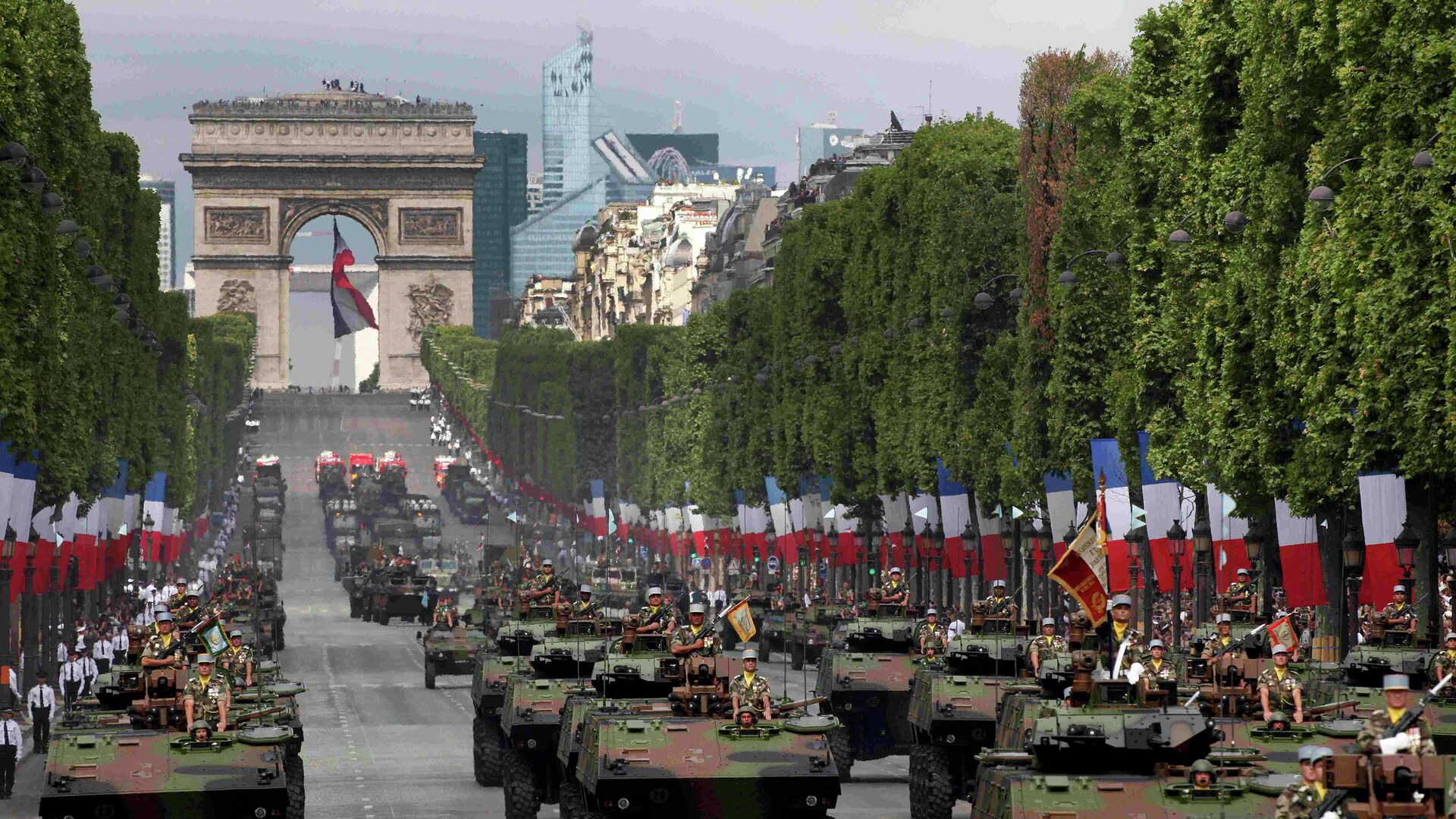 Tanks rumble down the Champs Elysee avenue during the traditional Bastille Day military parade in Paris, France, July 14, 2015 - Sputnik Moldova-România, 1920, 07.02.2022