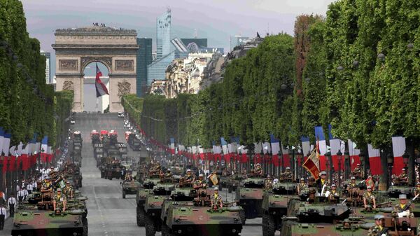 Tanks rumble down the Champs Elysee avenue during the traditional Bastille Day military parade in Paris, France, July 14, 2015 - Sputnik Moldova-România