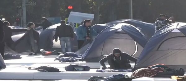 С проезжей части между администрацией президента и парламентом начали собирать палатки, которые были установлены в ночь на субботу. - Sputnik Молдова