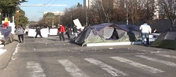 С проезжей части между администрацией президента и парламентом начали собирать палатки - Sputnik Молдова