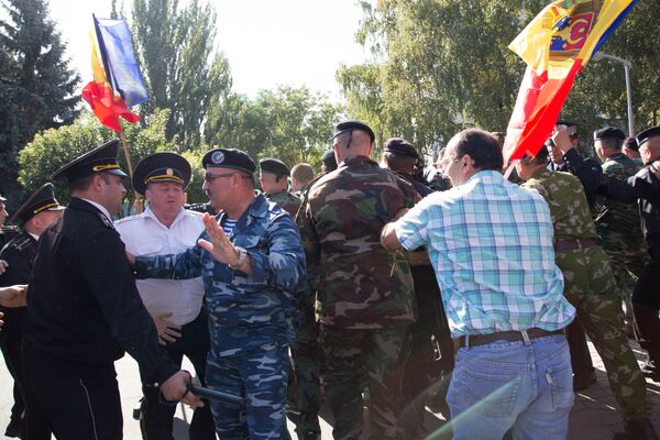 Totodată, ei au constituit şi forţa principală care a rupt cordonul de la Parlament. Băţ cu două capete? - Sputnik Moldova