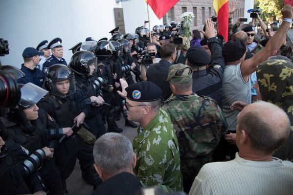 După ce au stat un timp în pragul Parlamentului, protestatarii s-au împrăştiat. - Sputnik Moldova