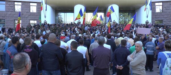 Poliţia a zădărnicit o încercare de luare cu asalt a Parlamentului RM - Sputnik Moldova