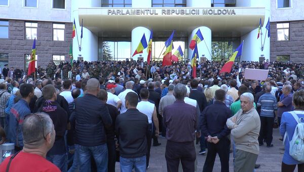 Poliţia a zădărnicit o încercare de luare cu asalt a Parlamentului RM - Sputnik Moldova