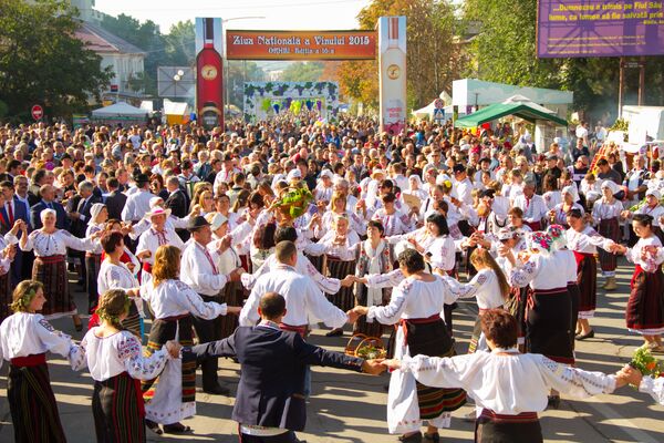 Participanţii la ziua vinului au încins o horă tradiţională în principala piaţă a Orheiului. - Sputnik Moldova