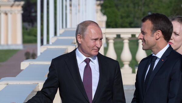Vladimir Putin and Emmanuel Macron - Sputnik Moldova-România