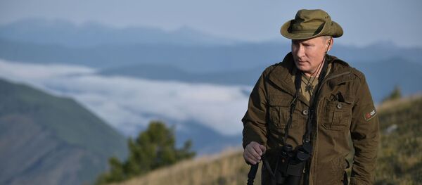 Preşedintele Federaţiei Ruse, Vladimir Putin, în timpul odihnei pe Enisei în rezervaţia Saiano-Şuşenskaia din Republica Tuva Preşedintele Federaţiei Ruse, Vladimir Putin, în timpul odihnei pe Enisei în rezervaţia Saiano-Şuşenskaia din Republica Tuva - Sputnik Moldova-România