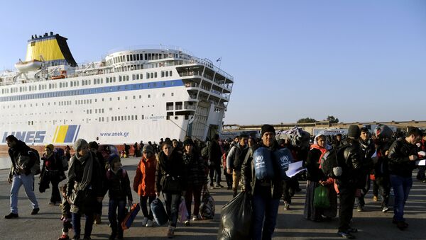 Refugees and migrants walk after disembarking from the passenger ferry Eleftherios Venizelos from the island of Lesbos at the port of Piraeus, near Athens, Greece, December 26, 2015 - Sputnik Moldova-România