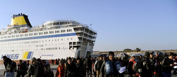 Refugees and migrants walk after disembarking from the passenger ferry Eleftherios Venizelos from the island of Lesbos at the port of Piraeus, near Athens, Greece, December 26, 2015 - Sputnik Moldova
