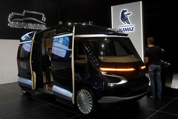 Автопилотируемый электробус КамАЗ ШАТЛ на Московском международном автомобильном салоне 2018 - Sputnik Молдова