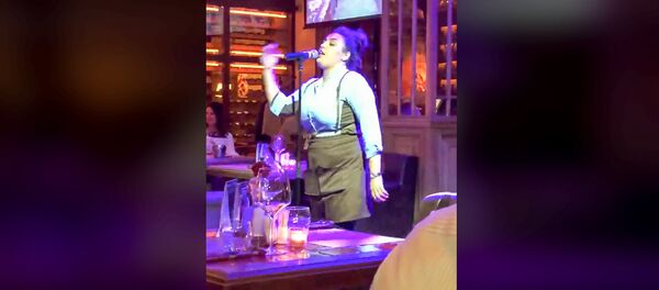 Официантка ресторана в Санкт-Петербурге Сузанна Манукян поет I Have Nothing - Whitney Houston Официантка ресторана в Санкт-Петербурге Сузанна Манукян поет I Have Nothing - Whitney Houston - Sputnik Молдова