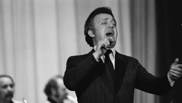 Советский эстрадный певец Иосиф Давыдович Кобзон дает концерт в Кабуле, 1980 год - Sputnik Молдова